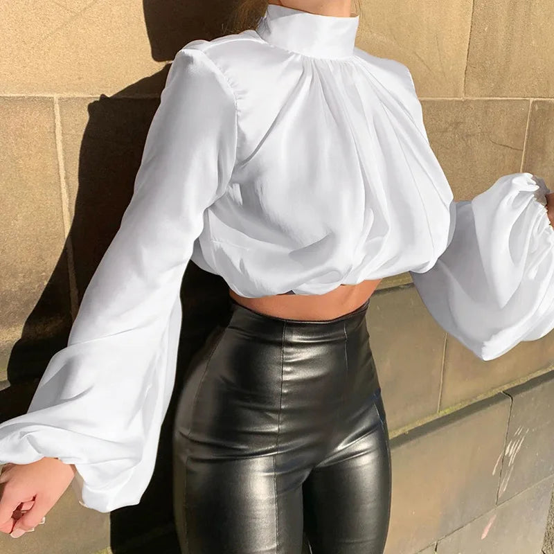 Blouse blanche en satin à manches bouffantes avec col montant