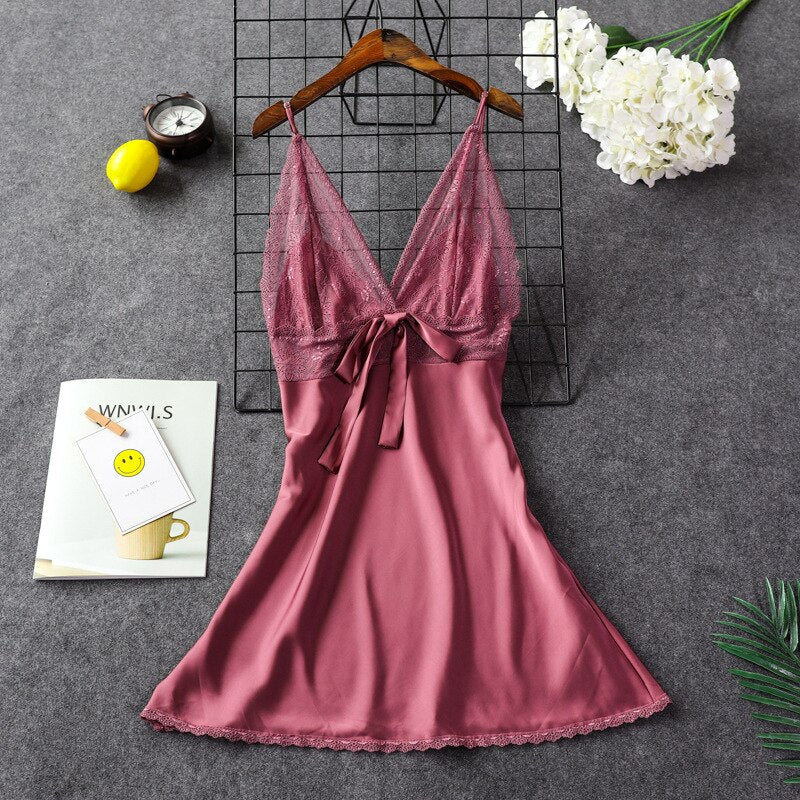 Nuisette en satin ajustée et brodée de fleurs rose