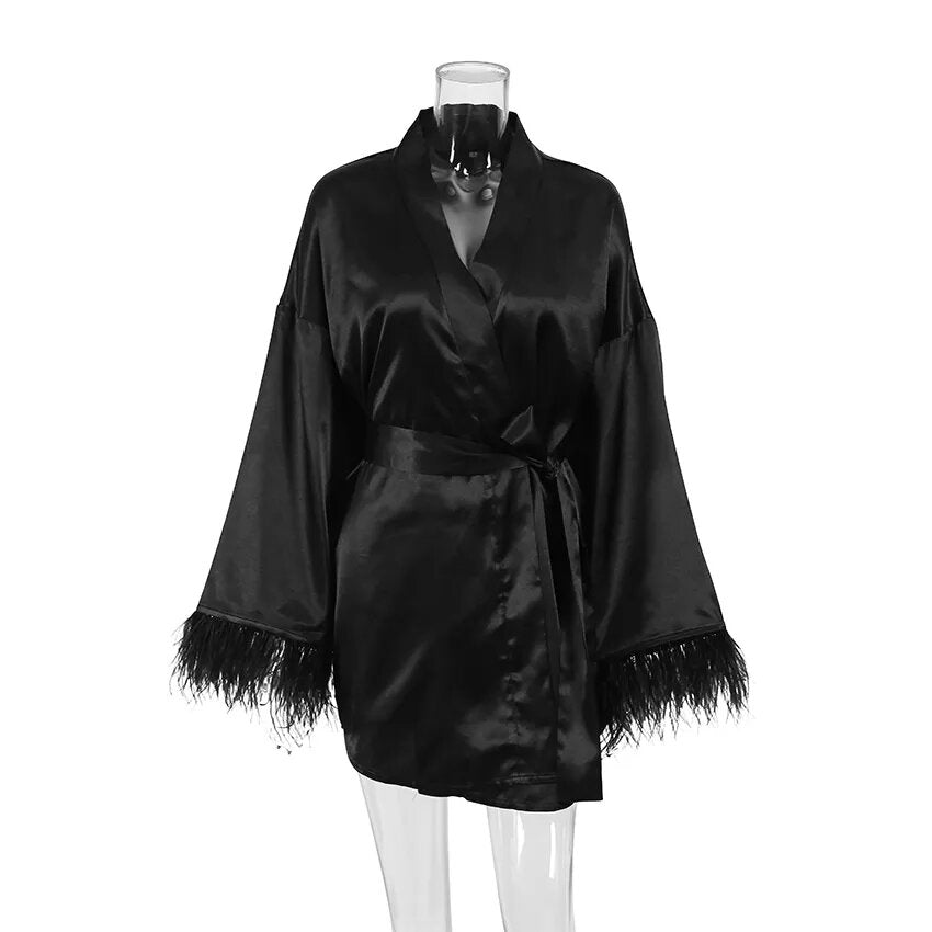 robe noire satinée à plumes