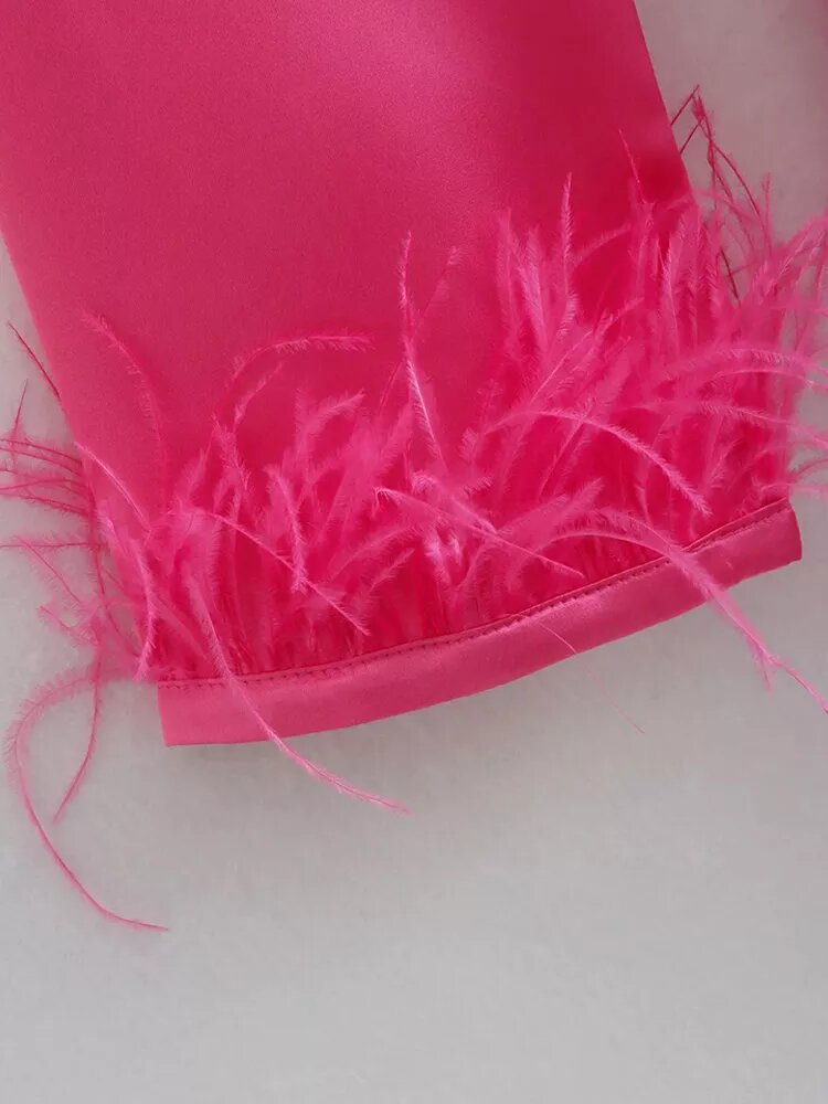 robe rose satinée à plumes