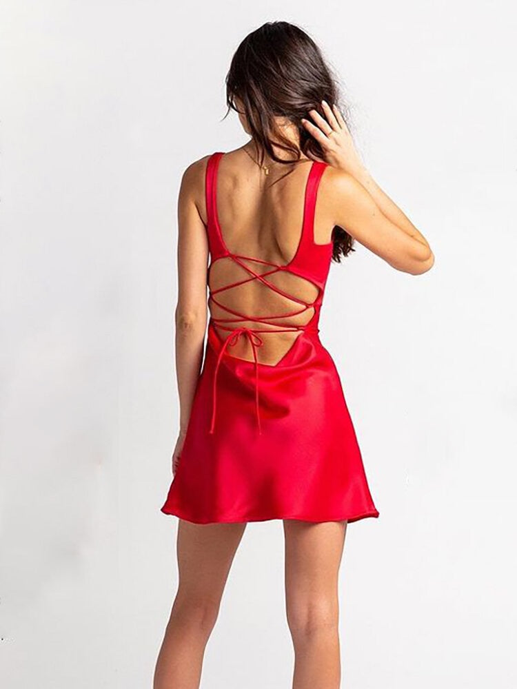 robe rouge satin décolleté froissé