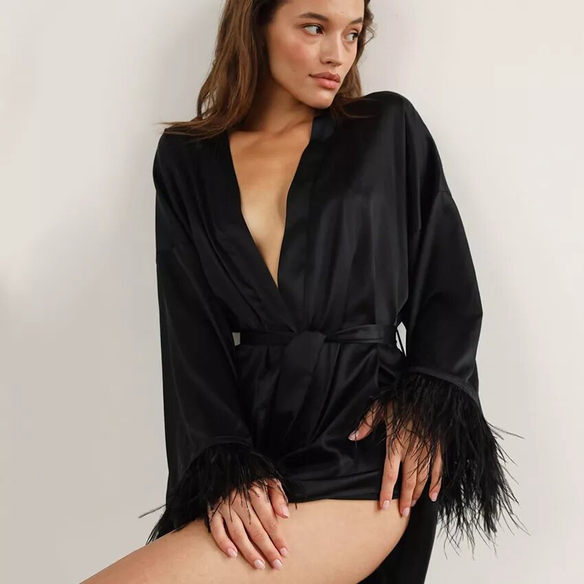 robe satinée à plumes noires