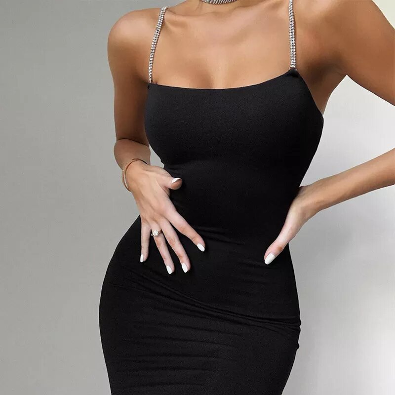 robe satin noir et moulante bretelle strass