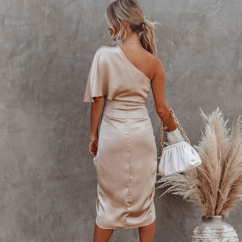 robe satin porte feuile beige et asymetrique