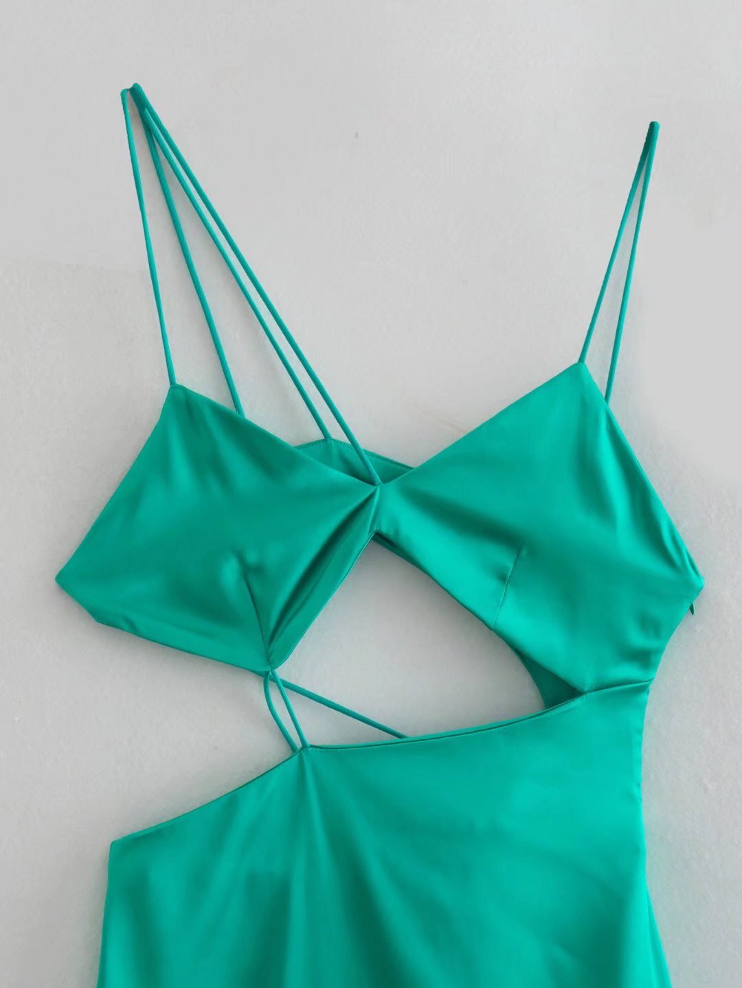 robe satin verte decoupes et ficelles