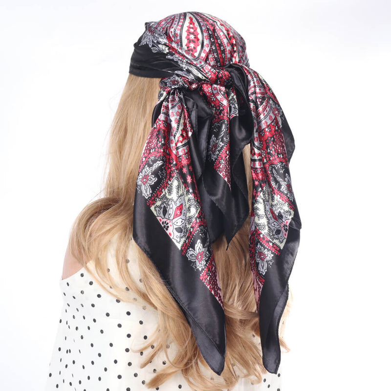 Foulard en satin noir à motifs