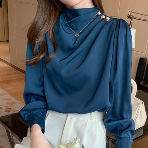 Blouse femme satin avec col montant à détails dorés bleu