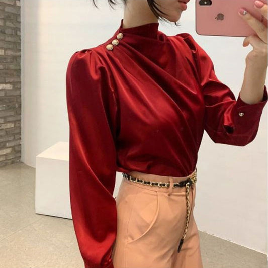 Blouse femme satin avec col montant à détails dorés rouge