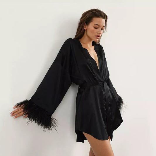     robe satinée noire à plumes